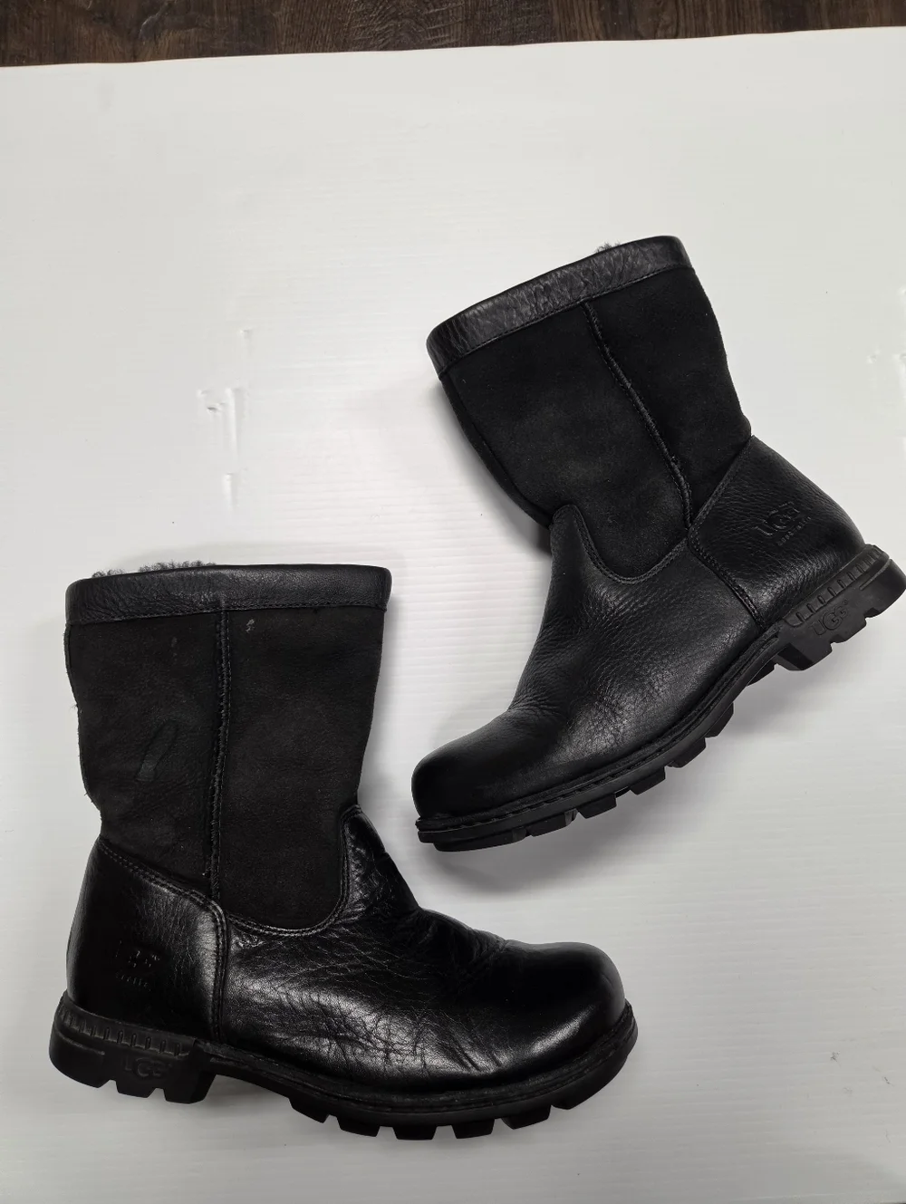UGG Beacon Brooks Leather Sheepskin Boots Youth Size 4